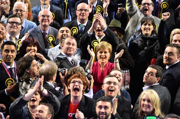 Les affaires Comtadine - Page 4 SNP-supporters-celebrate