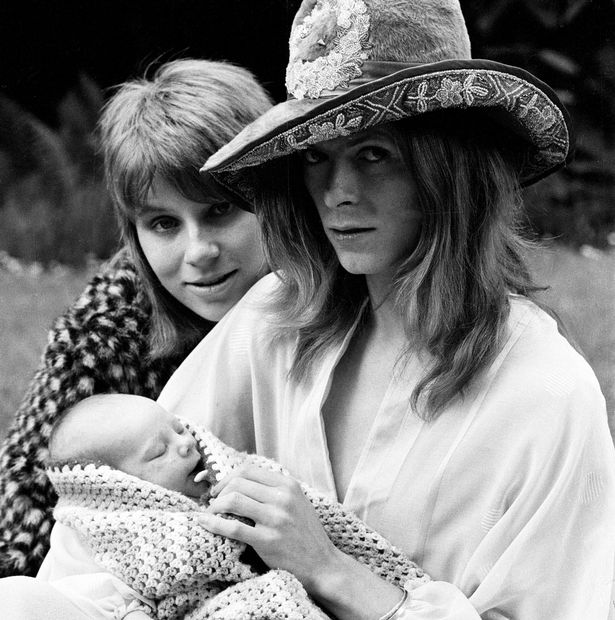 ELTON JOHN - Discografía comentada: ¡Último repaso a 30 años de carrera y cerramos! - Página 8 David-Bowie-with-wife-Angie-and-three-week-old-son-Zowie