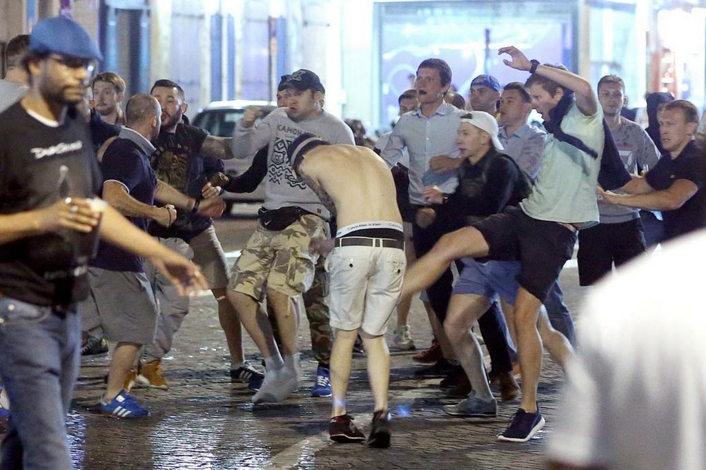 L'endroit le plus incongru... (et autres bizarreries) - Page 9 Marseille-violence