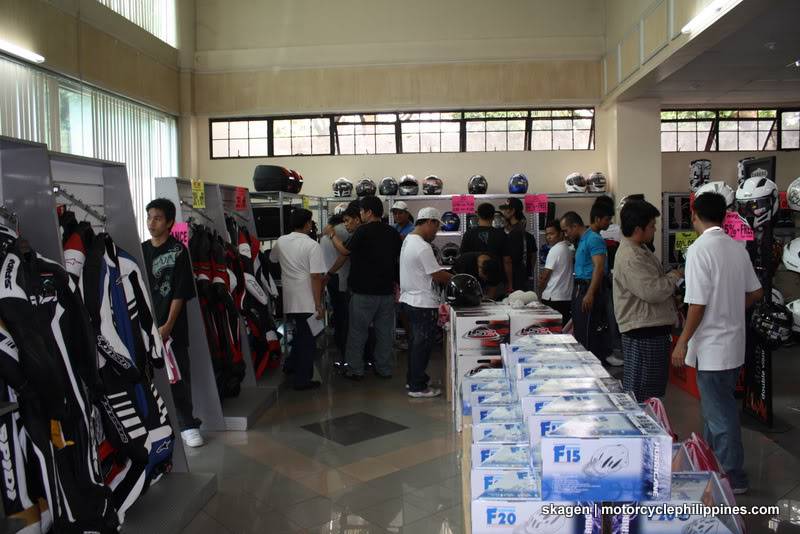 MOTOWORLD warehouse sale this December 10 to 12, 2010!!!  IMG_0131