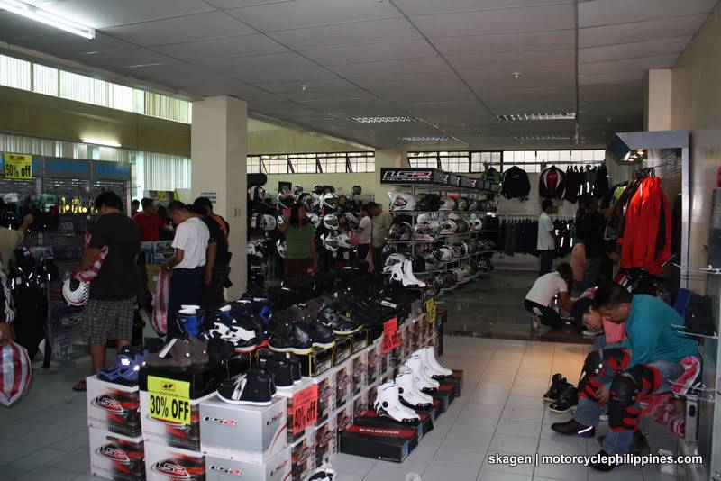 MOTOWORLD warehouse sale this December 10 to 12, 2010!!!  IMG_0146