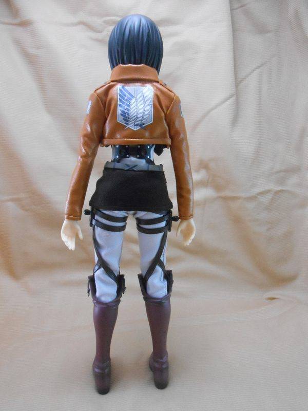 [Review] Mikasa Ackerman RAH -Shingeki no Kyojin- (Medicom Toy)  Mikasafiguraposterior_zps4b1bc28e