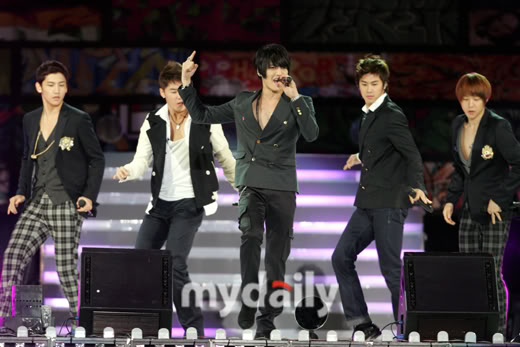 5 hot boy của TVXQ 081116_Super-Con_Perf-02