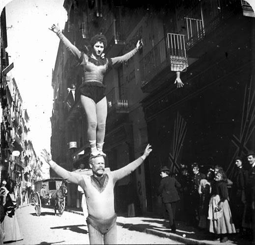 Fotografía antigua (del resto de España) AcrbatasBarcelona1900copia