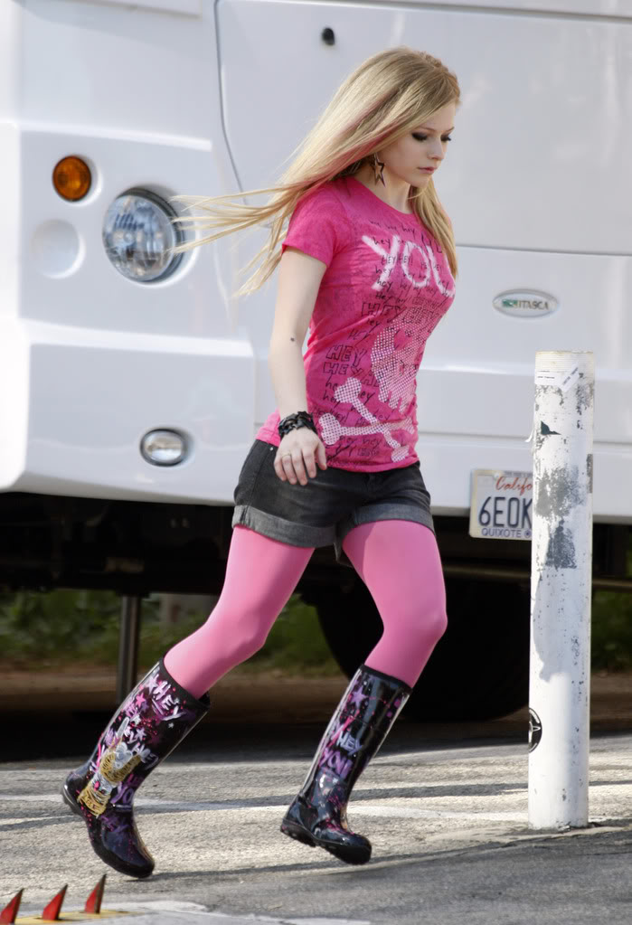 شــــــوف مـــــAvril Lavigneـــــوضة في 2009 63199_Avril_Lavigne_at_a_fashion_ph