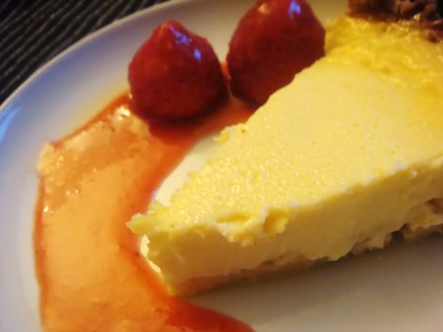 Lemon cream tart with strawberry coulis ( bánh kem chanh với sốt dâu) DSC02204