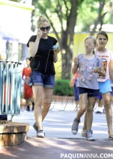 fotos de Anna en un parque de atracciones Annalilah