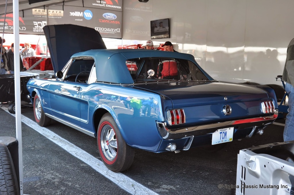 Referencia: Ford Mustang 1964 até 1972 1965%20Mustang%20Convertible%20with%20rare%20blue%20top_zpsiaiclabr