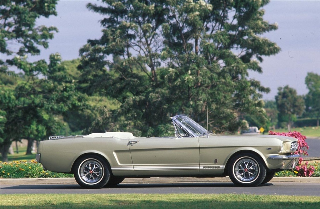 Referencia: Ford Mustang 1964 até 1972 1965%20Mustang%20GT%20Convertible%20Promotional%20Photo_zps9yek8rvc