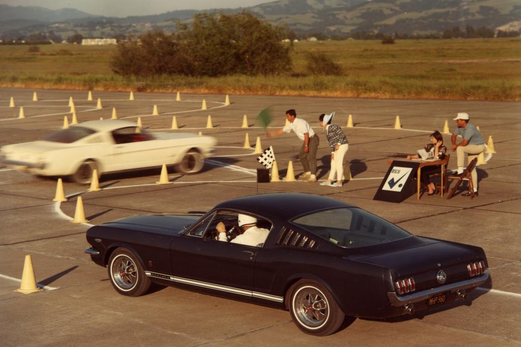 Referencia: Ford Mustang 1964 até 1972 1965%20Mustang%20GT%20Fastback%20-%20styling%20mule%20used%20for%20promotional%20purposes%20prototype%20three-element%20taillights%20and%20a%20pop-open%20gas%20_zps3nbahtbk