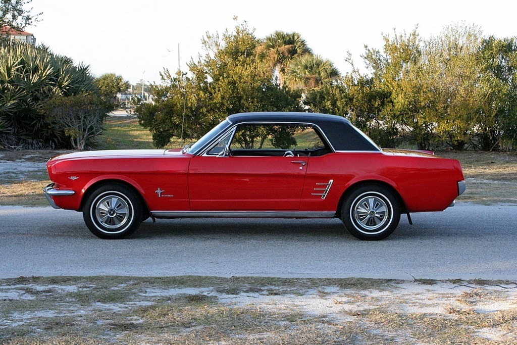 Referencia: Ford Mustang 1964 até 1972 1966%20Coupe%20with%20a%20Black%20Vinyl%20top_zps3bteeg8m