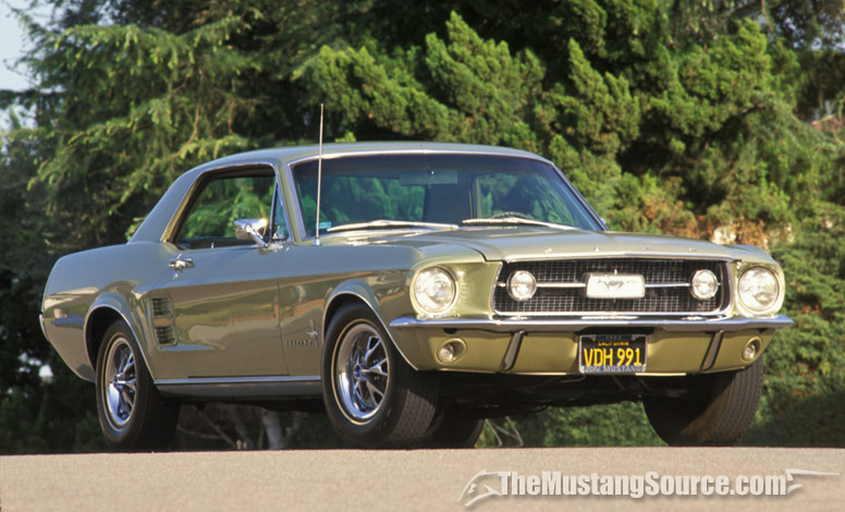 Referencia: Ford Mustang 1964 até 1972 1967%20Mustang%20with%20Illuminated%20Mustang%20Grille%20Emblem_zpsfyg4q80b