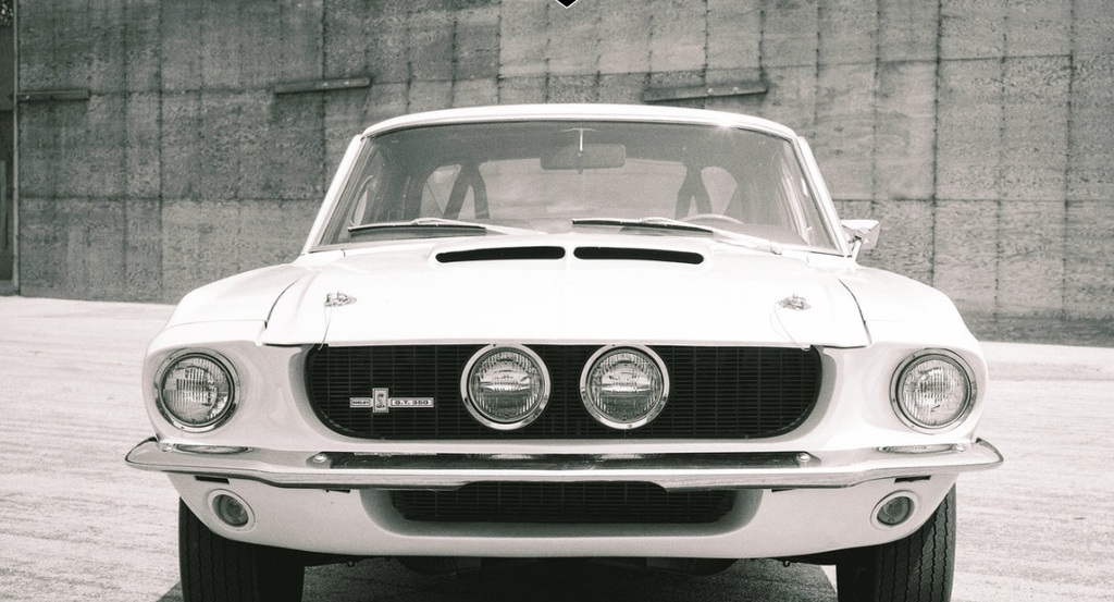 Referencia: Ford Mustang 1964 até 1972 1967%20Shelby%20GT%20had%20the%20Fog%20Lights%20in%20the%20middle%20of%20the%20grille%20Some%20states%20considered%20them%20illegal%20lighting%20They%20blocked%20the%20_zpsqittpnfn