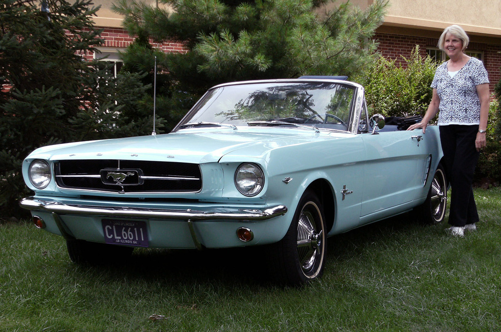 Referencia: Ford Mustang 1964 até 1972 First%20Mustang%20Sold%20-%20April%2015%201964%20com%20sua%20primeira%20dona_zpse2wdhneh