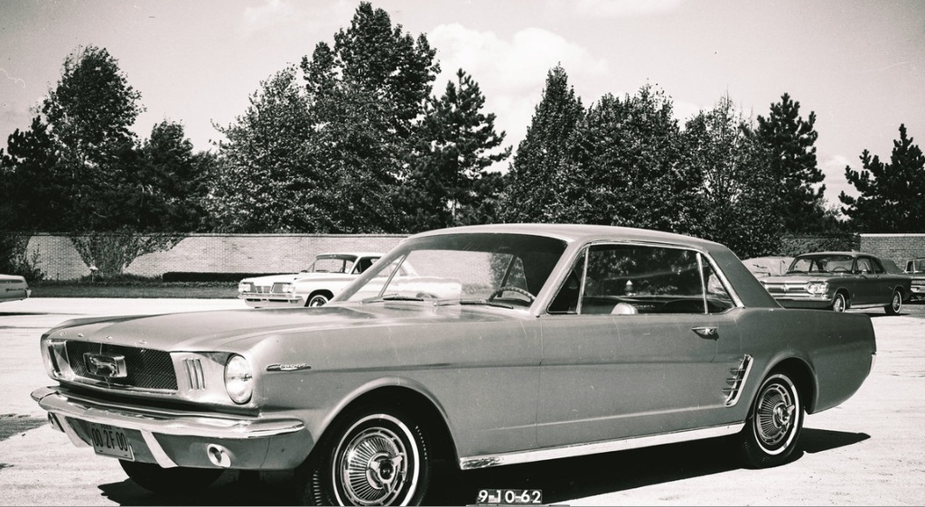 Referencia: Ford Mustang 1964 até 1972 Ford%20was%20seriouly%20considering%20calling%20their%20new%20car%20a%20Cougar%20grille%20cougar%202_zpsg8uc8aiu