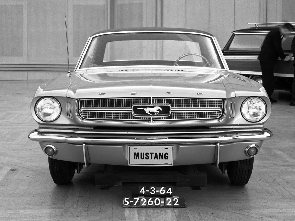 Referencia: Ford Mustang 1964 até 1972 Mustang%20is%20already%20in%20production%20which%20started%203-9-64.%20And%20here%20is%20a%20styling%20exercise%20with%20a%20different%20grille%20crossbar%20and%20t_zpsmzgf1mr4