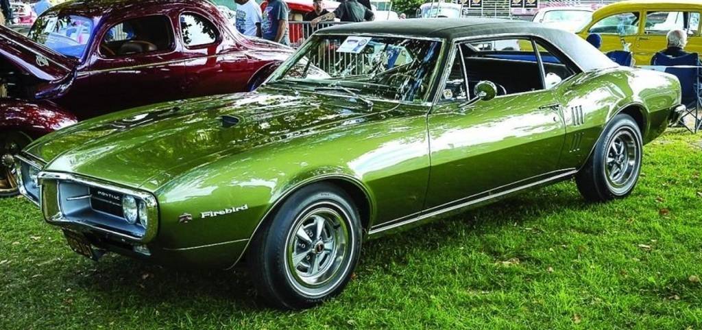 Referencia: Pontiac Firebird 1967%20Firebird%20400%201967%20and%20a%201968%20Firebird%20-%20the%201968%20no%20longer%20had%20Vent%20Windows_zpsvyyrjmxt