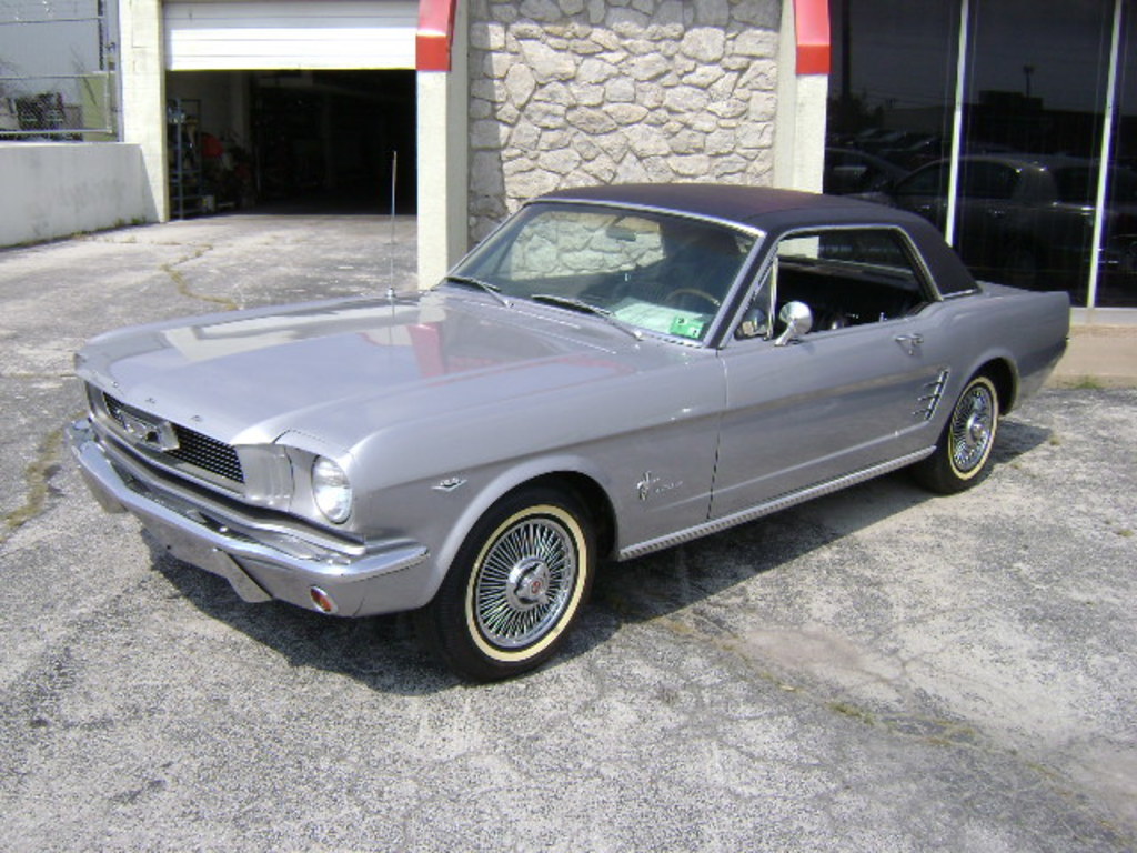 Referencia: Ford Mustang 1964 até 1972 Mustang_silver%20special%20promo%20car%20sold%20in%20the%20Ohio-West%20Virginia%20area_zpsbxl2dwif