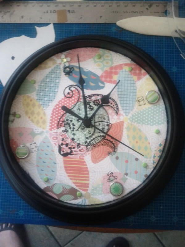 Voilà une horloge que j'ai fait pour l'anniversaire de ma soeur IMG_20110911_140334