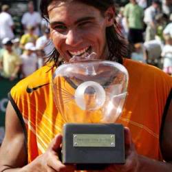 Rafael Nadal - مسيره وقصه بطل Rafael_Nadal_trofeo_torneo_Bastad