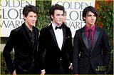 2009 Golden Globe Awards Resimleri Th_jonas-brothers-golden-globe-03-1