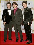 2009 Golden Globe Awards Resimleri Th_jonas-brothers-golden-globe-04