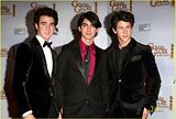 2009 Golden Globe Awards Resimleri Th_jonas-brothers-golden-globe-11