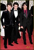 2009 Golden Globe Awards Resimleri Th_jonas-brothers-golden-globe-14