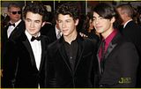 2009 Golden Globe Awards Resimleri Th_jonas-brothers-golden-globe-16