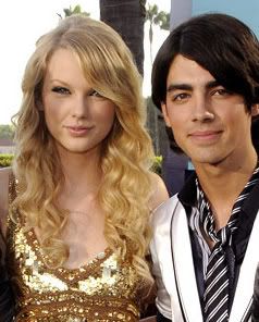 Taylor Swift >>    Jonas-brothers-taylor-swift-1600090