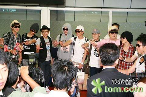 [TRAD] Super Junior e SS501 levam milhares de fãs ao Aeroporto Internacional de Taoyuan, em Taiwan 09062701