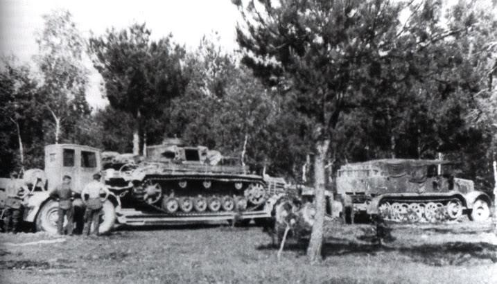 les tracteurs lourds des s.SS pz.Abt SdKfz8-12tonnesavecPzIIIsurremorque