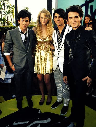 Taylor Swift >>    Jonasandtaylorswift