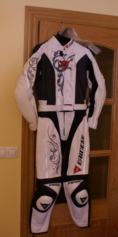 se vende mono dainese de mujer Traje1