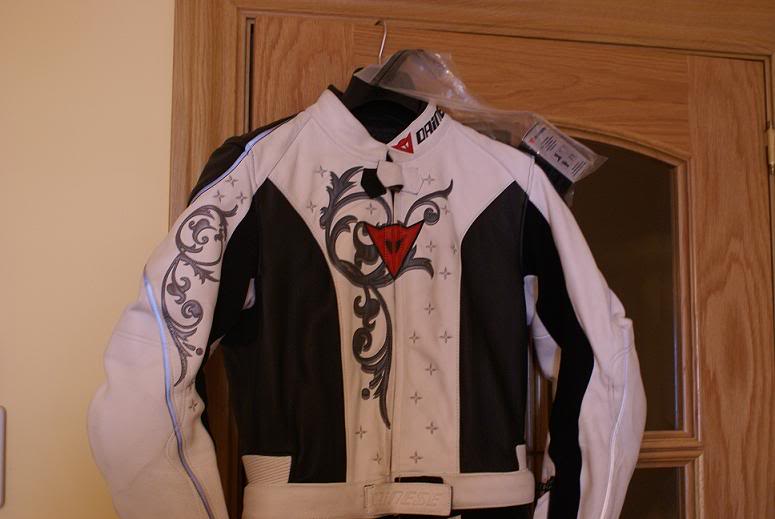 se vende mono dainese de mujer Traje3