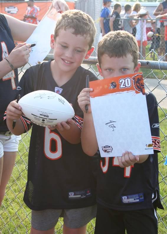 CAMMers to the Bears Training Camp - Page 4 Bears-Autographs