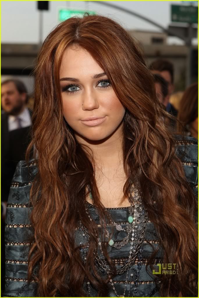 Miley Cyrus - Page 8 Miley-cyrus-2010-grammy-awards-r-2