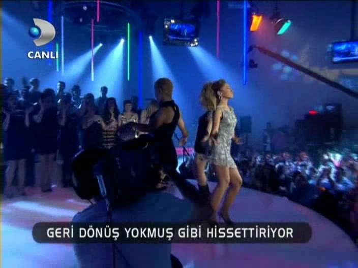 Hadise Hadise_-_Dum_Tek_Tek_Beyaz_Show_-1