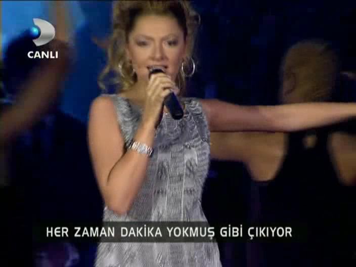 Hadise Hadise_-_Dum_Tek_Tek_Beyaz_Show_-11