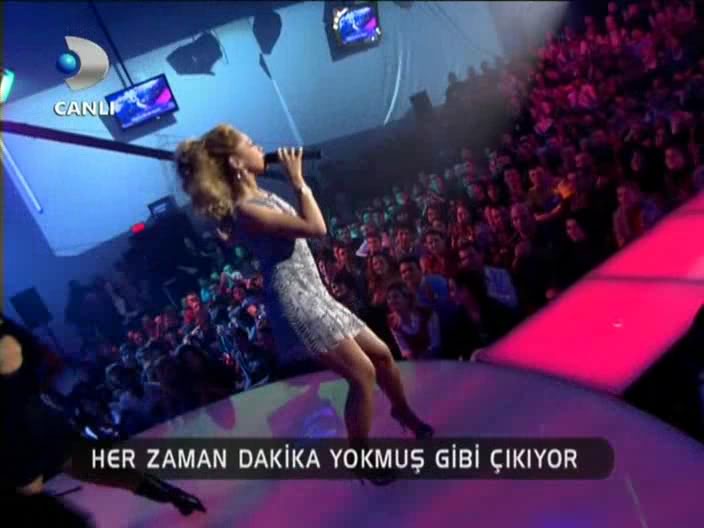 Hadise Hadise_-_Dum_Tek_Tek_Beyaz_Show_-12