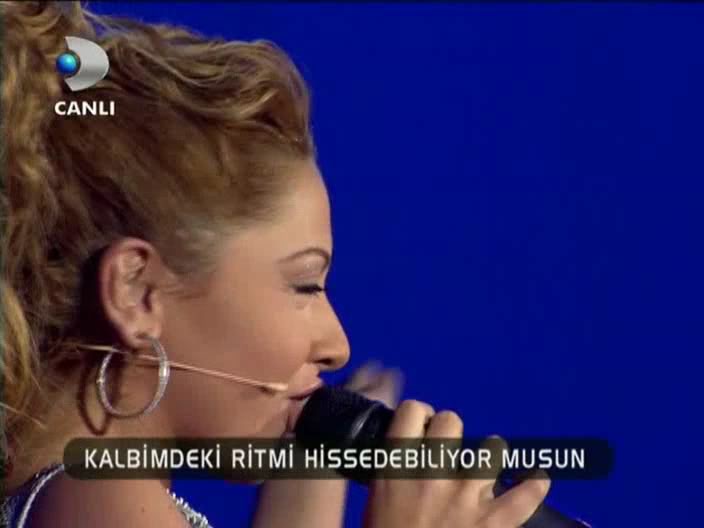 Hadise Hadise_-_Dum_Tek_Tek_Beyaz_Show_-15