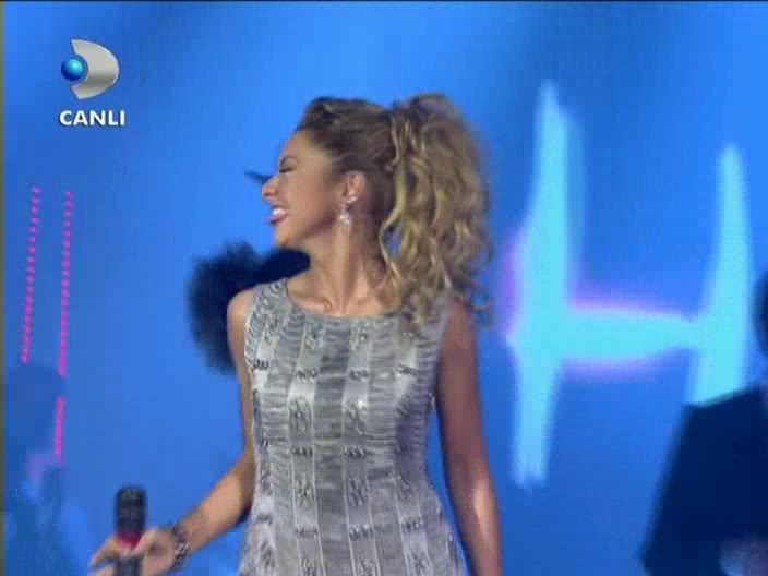 Hadise Hadise_-_Dum_Tek_Tek_Beyaz_Show_-29