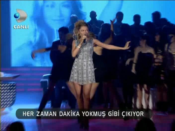 Hadise Hadise_-_Dum_Tek_Tek_Beyaz_Show_-7