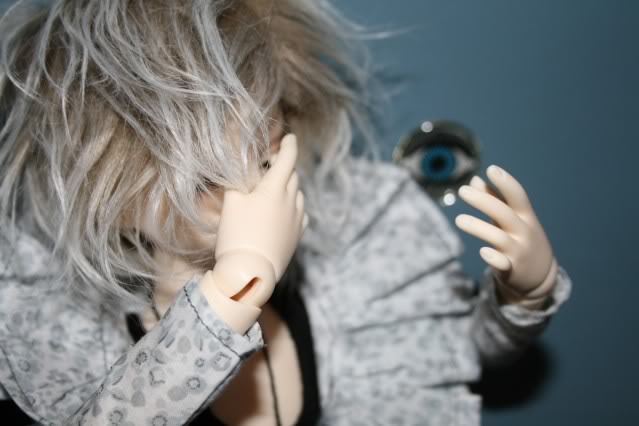 [Dollzone Megi] Look at my eye. It has got a gun. - Page 2 Hidingmyeyes