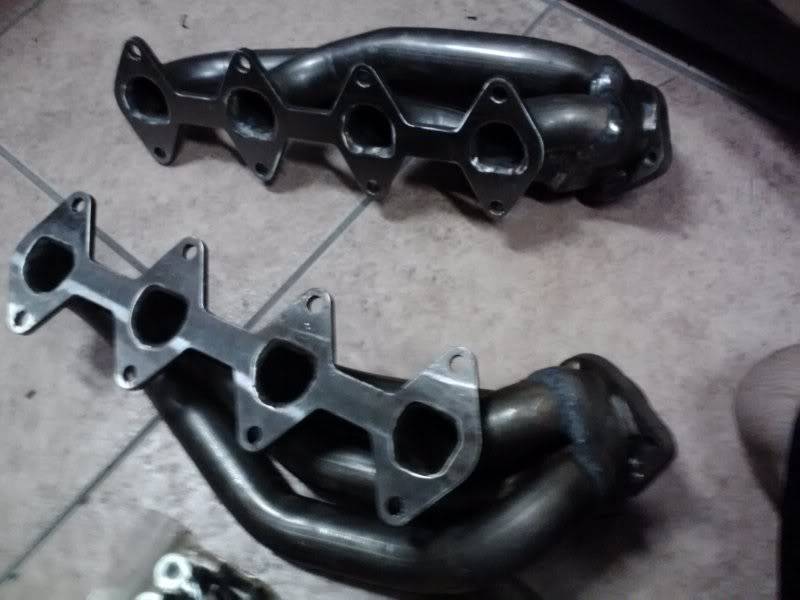 Mustang parts FS, headers, upper arms, throttle bodies CAM00504