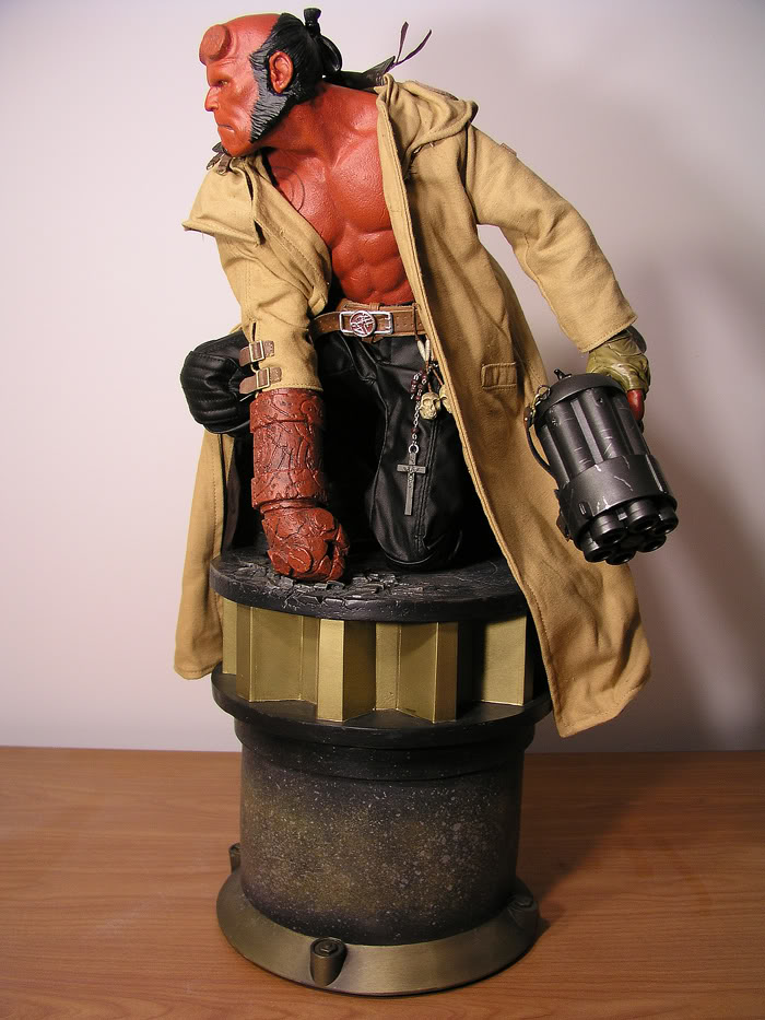 HELLBOY II  ' The golden army ' Premium format Hellboy2side