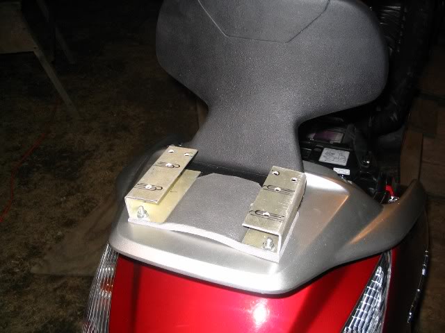 Givi's TB19 backrest + SR19 top case plate - issue Trunk_brkt2_640_253