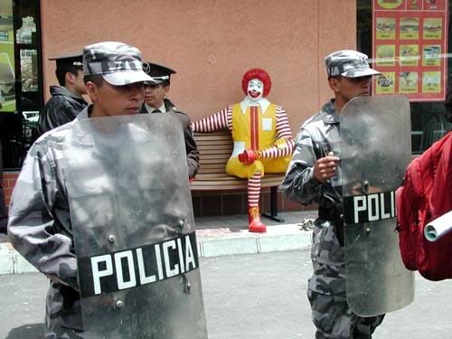 Polícia protege Ronald MC Donald Detencion_mcdonalds_2