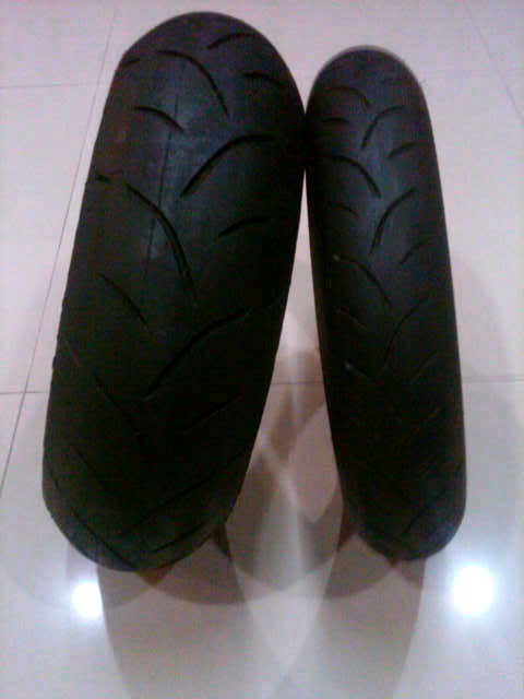 WTS : Ban Dunlop Sportmax D210 , Ex Yamaha R1 2010 , 99% (Yang mau pake velg lebar...) Dunlopsportmax