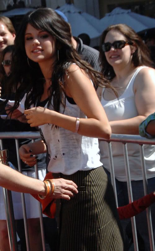 fan SELENA GOMEZ vào đây nào!!!! :X - Page 2 Selena6